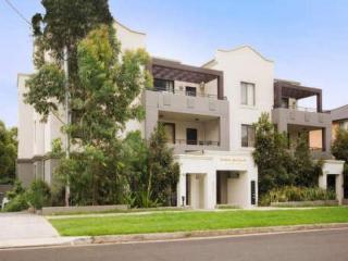 View profile: Outstanding Location! Stroll to Station & Hospital!