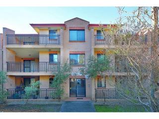 View profile: Huge Modern Unit, Minute to Station & Shops